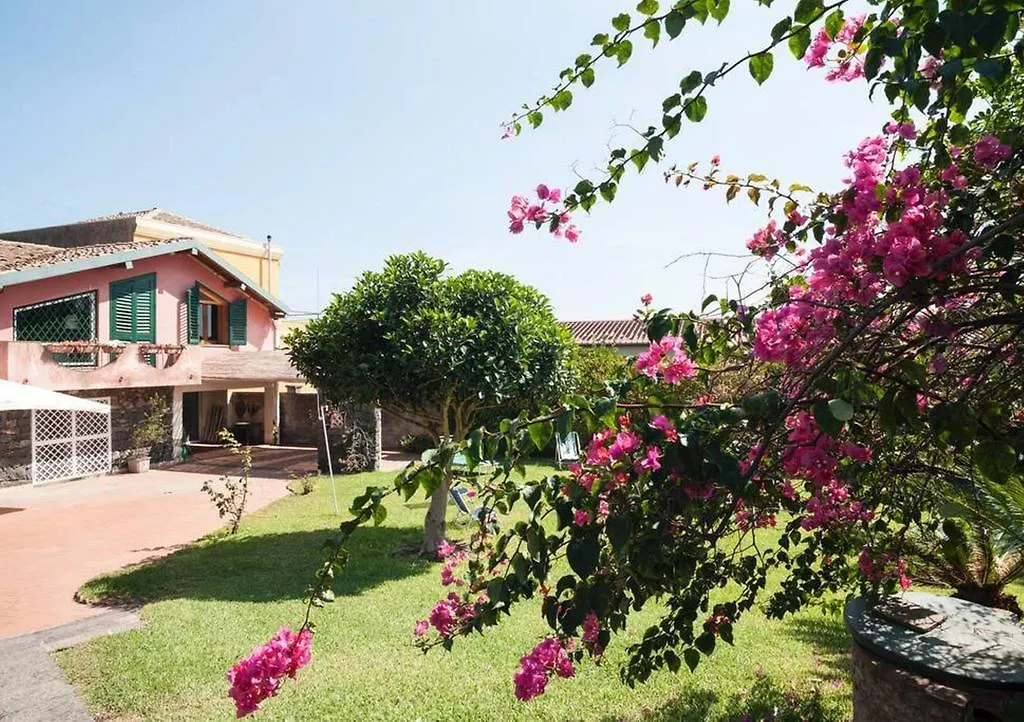 B&B La Casa Del Ficus Stazzo 2*,  Italy