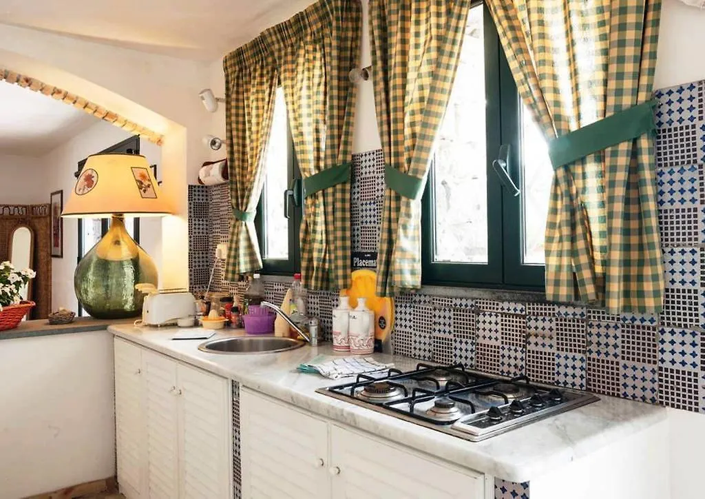 B&B La Casa Del Ficus Stazzo 2*,  Italy
