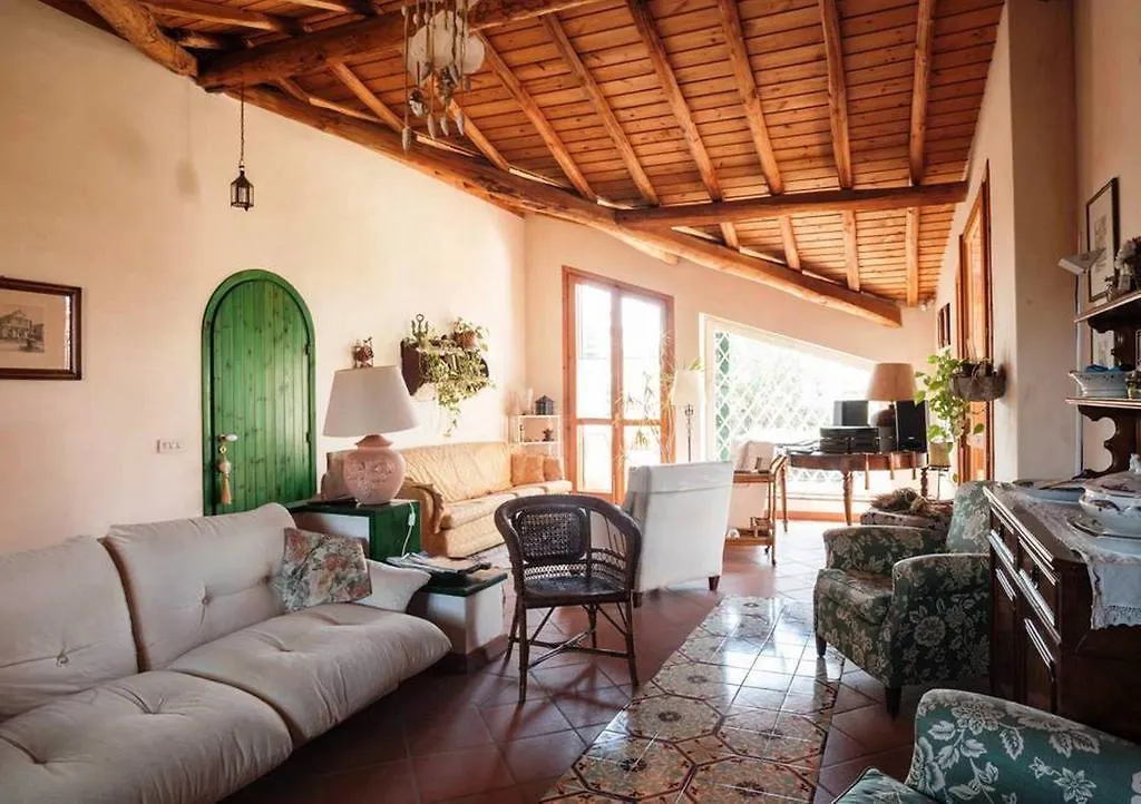 B&B La Casa Del Ficus Stazzo 2*,  Italy