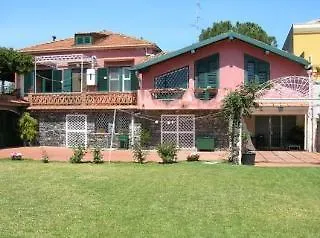 B&B La Casa Del Ficus Stazzo 2*,  Italy